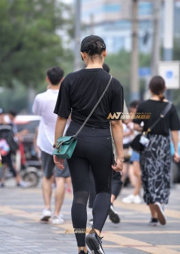 黑色紧身瑜伽裤少妇