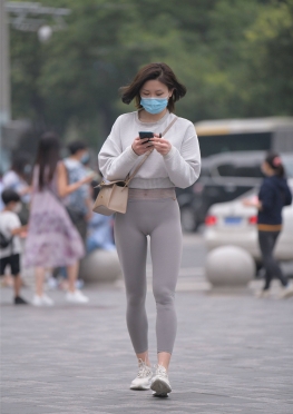 瑜伽运动风灰裤【157P】戴口罩逛街的紧身瑜伽裤长腿美女