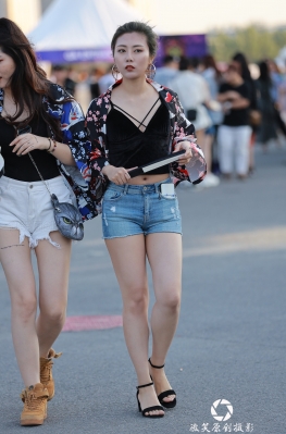 魔镜街拍第一站修长美腿美女，大白腿热裤美腿女孩图片