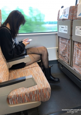 涞觅极光无N肉丝，高铁奇遇黑丝长腿女孩套图