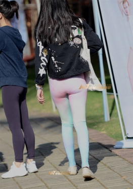红绿彩紧身裤美女