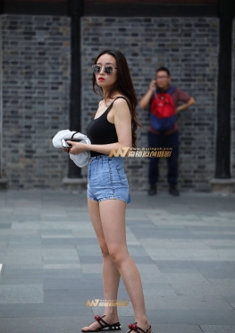 紧致高腰热裤，大长腿美女，成都街拍紧身牛仔短裤小姐姐...