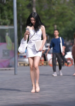白色套装裙【24P】逛街的短裙大白腿自信美丽的美女
