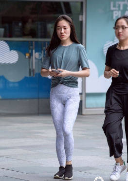滚叔街拍灰白色瑜伽裤店员