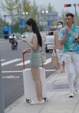 甜M小白鞋XS裙【56P】拉着行李箱的超短包裙长腿美女