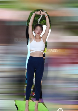 魔镜街拍第一站弯腰练习大长腿的姑娘