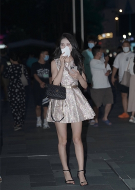 靓丽复古Q【78P】逛街的白色超短裙大白腿长腿美女套图