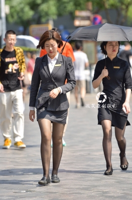 3a街拍第一站制服黑丝女职员，性感长腿美女的脚