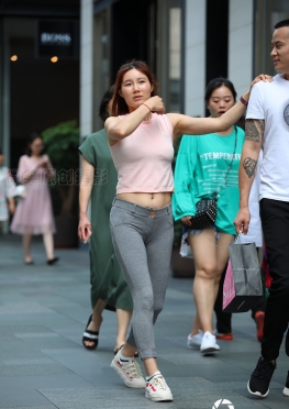 魔镜街拍蜜桃裤的MM，大长腿总是这么的性感