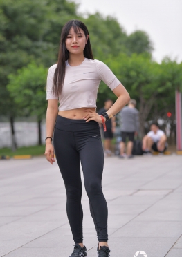 街拍逛街的紧身裤小姐姐，颜值高的长腿美女