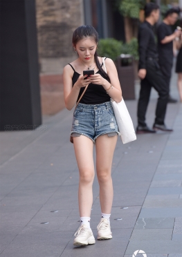 3a街拍第一站露背的牛仔热裤翘臀大白腿女孩美图录，长腿女孩的脚套图