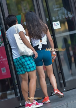 偶遇紧身瑜珈短裤女