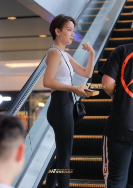 小蛮腰，紧致翘臀美眉