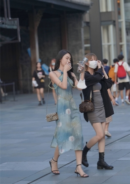复古长裙【106P】一个人逛街的美足高跟鞋长腿女孩