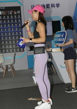 紧身瑜伽裤美女主持人
