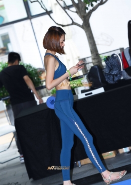 技巧性锻炼蓝色紧身瑜伽裤长腿美女