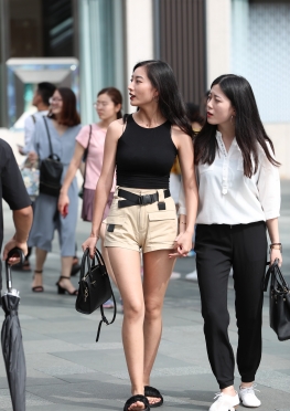 街拍美女侧面的紧绷弧度是我的最爱