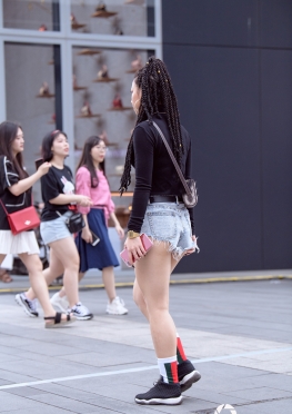 滚叔街拍时尚个性热裤美女