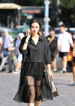 明星脸的纱裙小姐姐，3a街拍第一站大白腿长腿美女，从穿衣搭配开始做起，美丽的你就要将你的魅力尽情释放