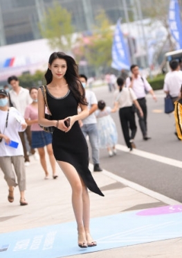 (43966) 修长的大长腿美女 [18P]