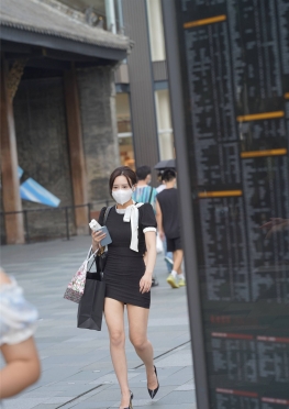 简约黑色修身裙[175P2.10GB]逛街的黑色短裙大白腿美女套图