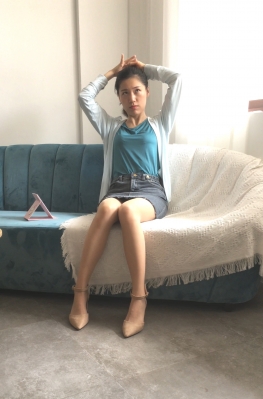 60873-60874玩弄相机的牛仔短裙肉丝足长腿美女视频