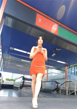 57697-57698在街边脱掉高跟鞋的肉丝足大长腿短裙美女视频