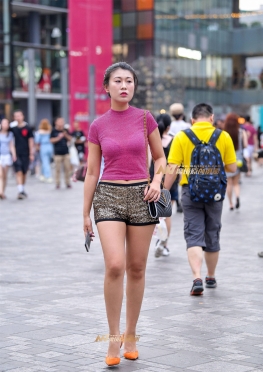 高跟鞋短裤少妇