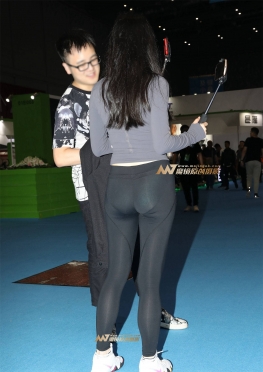 直播中的美女身材超棒，黑色紧身瑜伽裤长腿小姐姐