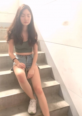 67840喜欢坐在楼道里的牛仔热裤表妹视频