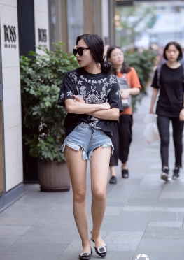滚叔街拍超短热裤妹子小露月牙