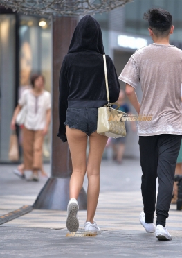 热裤美女 3a街拍美术馆小姐姐图片