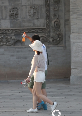 魔镜街拍美术馆浑圆白短裤妹妹