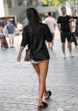 魔镜街拍第一站热裤美女风采