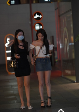 33817【109P+3V】她很爱逛街，牛仔短裙大白腿长腿美女套图