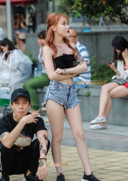 裹胸，白皙肌肤的热裤女友