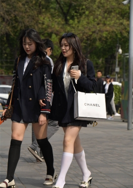 灰S短Q白中C【153P】逛街的白袜可爱小姐姐套图