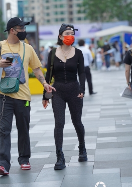 34488【73P】魔镜街拍第一站戴鸭舌帽的紧身裤女孩套图