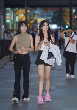 清秀ML姐M【64P】跟着闺蜜逛街的短裙大长腿美女套图