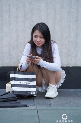 白边牛仔RK【212P】3a街拍美术馆蹲着的牛仔热裤大白腿美女，笑容甜美的美胸女孩，每个女人都有美丽的权利，只要稍微用一点心思