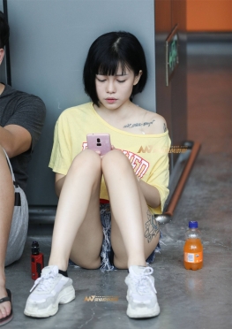 青春的气息 超短紧身牛仔热裤长腿小姐姐