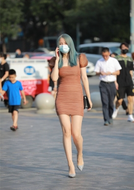 红SJS包T【169P】戴口罩逛街的超短包裙大白腿长腿美女
