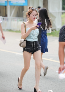 滚叔街拍第一站性感美丽大长腿白皙热裤小姐姐