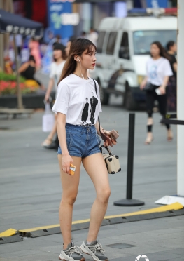 滚叔街拍第一站清纯小妹