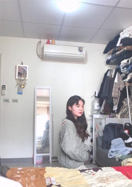 67842在寝室宿舍换衣服的牛仔热裤大长腿白腿女孩视频
