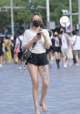(43220) 性感露背黑色热裤美女 [21P]