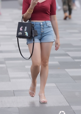 无界街拍第一站大长腿热裤辣妈，性感短裤翘臀美腿美女的脚，身材是决定穿搭的关键，在日常的搭配中要注意这些细节
