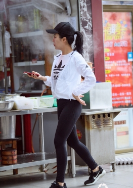 滚叔街拍黑色紧身裤美女骑小黄车