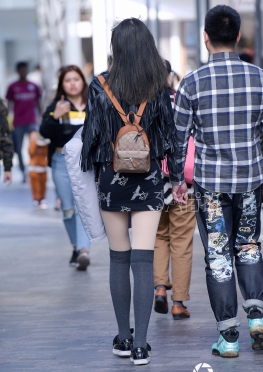魔镜街拍第一站丝袜美腿美女