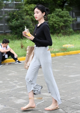 风吹啊吹 宽松超薄贴身长裤女孩